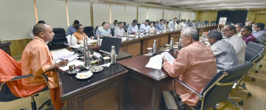 UPCM शास्त्री भवन में महात्मा गांधी की 150वीं जयन्ती के भव्य आयोजन हेतु राज्य स्तरीय कार्यकारी समिति के साथ बैठक करते हुए