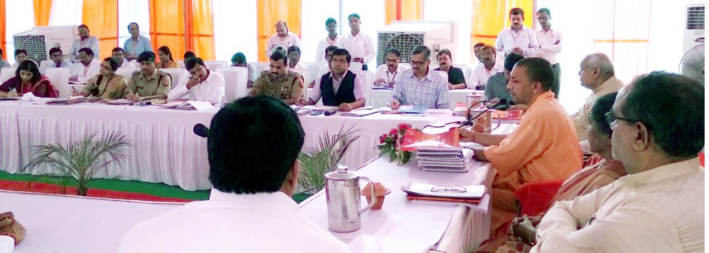 UPCM ग्राम हसनापुर सानी में अधिकारियों के साथ समीक्षा बैठक करते हुए