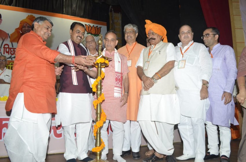 UP_Dy_CM केशव प्रसाद मौर्य सामाजिक प्रतिनिधि बैठक कार्यक्रम का शुभारम्भ करते हुए