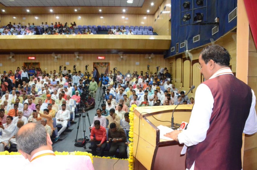UP_Dy_CM केशव प्रसाद मौर्य सामाजिक प्रतिनिधि बैठक को सम्बोधित करते हुए