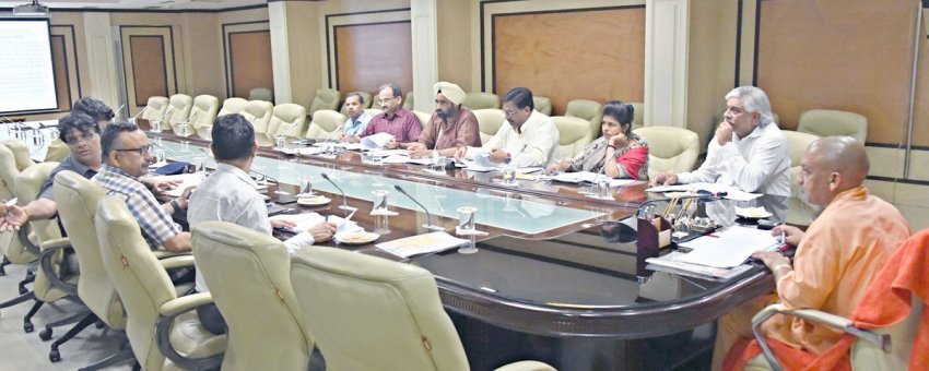UPCM उत्तर प्रदेश राज्य आपदा प्रबन्ध प्राधिकरण के शासी निकाय की बैठक करते हुए