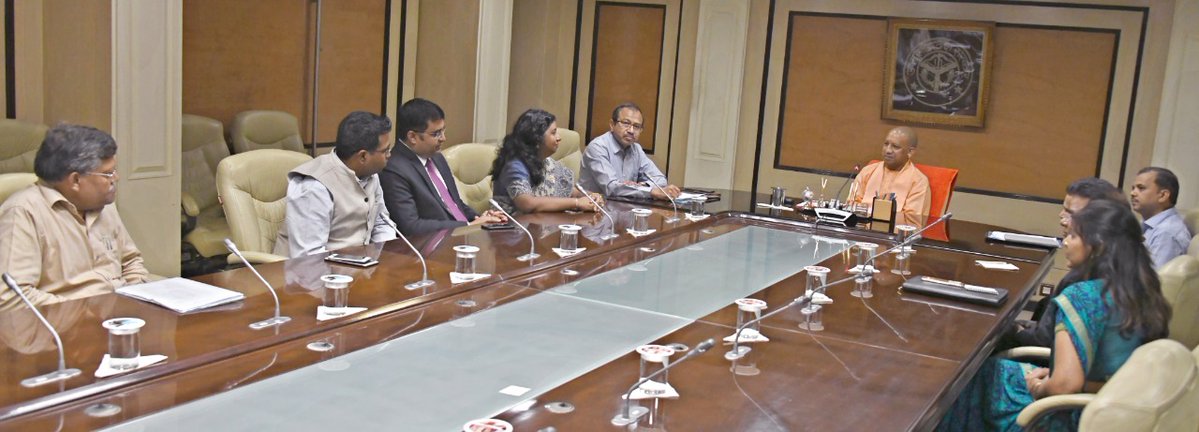 UPCM से भारतीय विदेश सेवा के अधिकारियों ने मुलाकात करते हुए