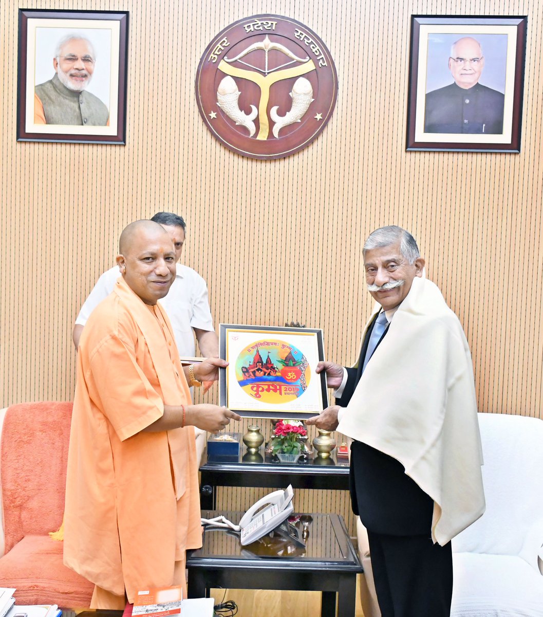 UPCM अरुणाचल प्रदेश के राज्यपाल डॉ. बी.डी. मिश्रा को प्रयाग कुम्भ भेंट करते हुए