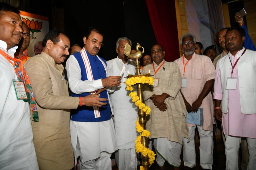 UP_Dy_CM सामाजिक प्रतिनिधि बैठक में चौहान सामाज के प्रतिनिधियों द्वारा आयोजित कार्यक्रम का शुभारम्भ करते हुए