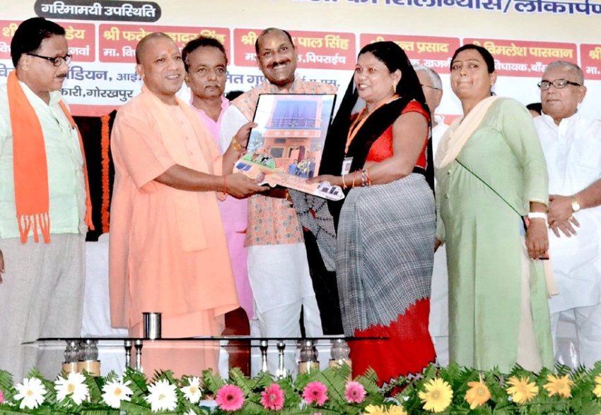 UPCM गोरखपुर में जनकल्याणकारी योजनाओं के लाभार्थियों को लाभान्वित करते हुए