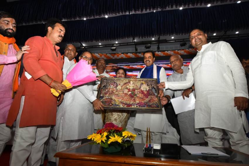 UP_Dy_CM को फैजाबाद में कार्य्रकम के दौरान स्मृति भेंट करते हुए