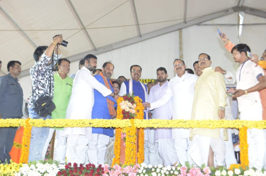 UP_Dy_CM गोंडा में 500 करोड़ रू. की लागत के निर्माण कार्यों का शिलान्यास और लोकार्पण करते हुए