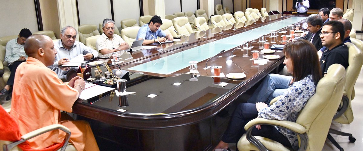 UPCM शास्त्री भवन में वॉलमार्ट इंटरनेशनल के जूडिथ मैकेनार, फ्लिपकार्ट के सी.ई.ओ. एवं अधिकरियों के साथ बैठक करते हुए