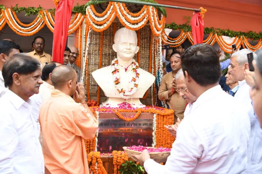 UPCM ने वाराणसी में स्व. लाल बहादुर शास्त्री और स्व. ललिता शास्त्री की प्रतिमा का अनावरण किया