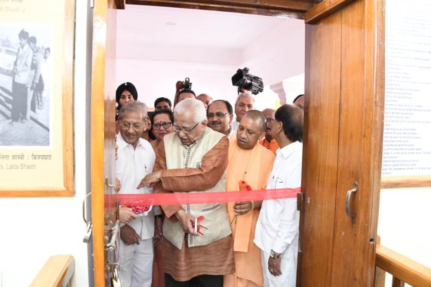 UPCM और राजयपाल वाराणसी में स्व. लाल बहादुर शास्त्री स्मृति भवन संग्रहालय का लोकार्पण करते हुए