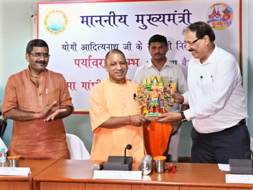 UPCM को वाराणसी में पर्यावरण कुम्भ के सम्बन्ध में समीक्षा बैठक के दौरान पुष्प भेंट करते हुए