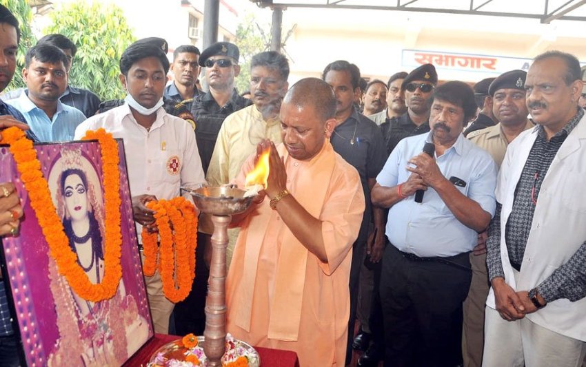 UPCM गोरखपुर में गुरु गोरक्षनाथ चिकित्सालय में आयोजित नेत्र जांच शिविर का शुभारम्भ करते हुए