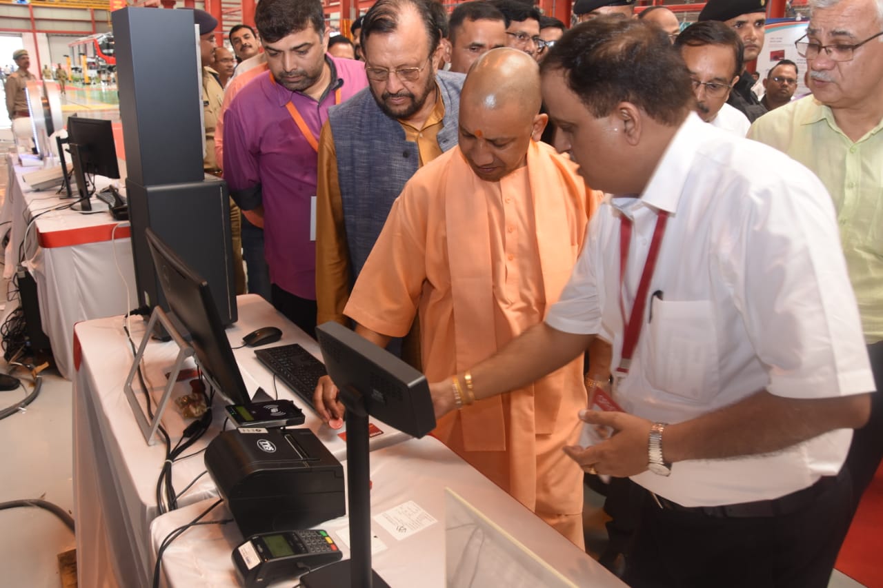 UPCM ट्रांसपोर्ट नगर मेट्रो डिपो, कानपुर रोड लखनऊ में मेट्रो दिवस के अवसर पर प्रदर्शनी का अवलोकन करते हुए