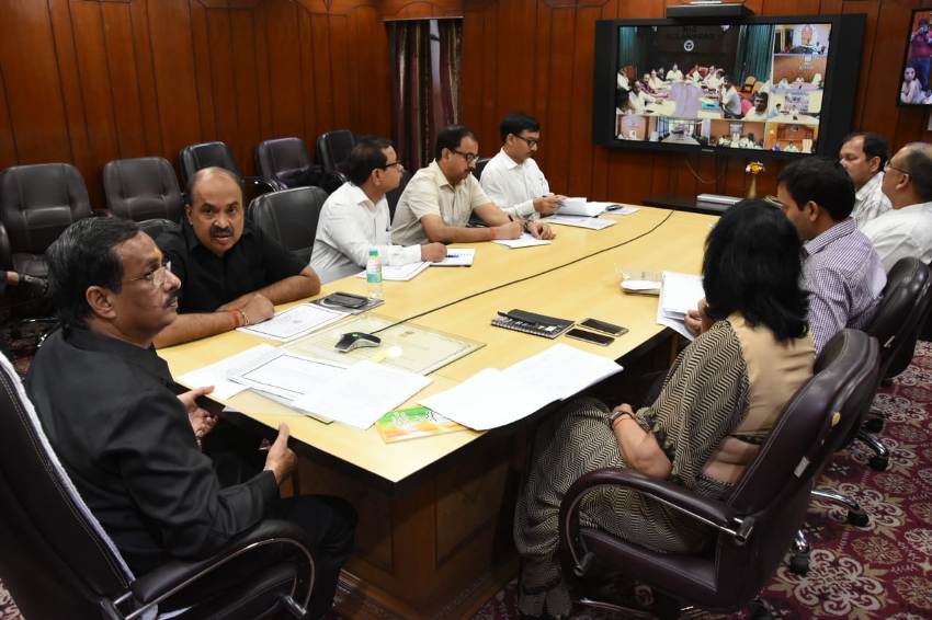 UP_Dy_CM बोर्ड परीक्षा-2019 की तैयारियों के संबंध में वीडियो कॉन्फ्रेंसिंग करते हुए