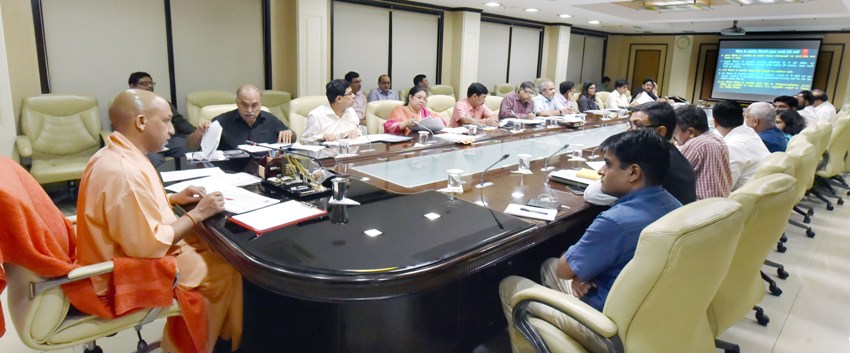 UPCM शास्त्री भवन में नियोजन विभाग की समीक्षा बैठक करते हुए