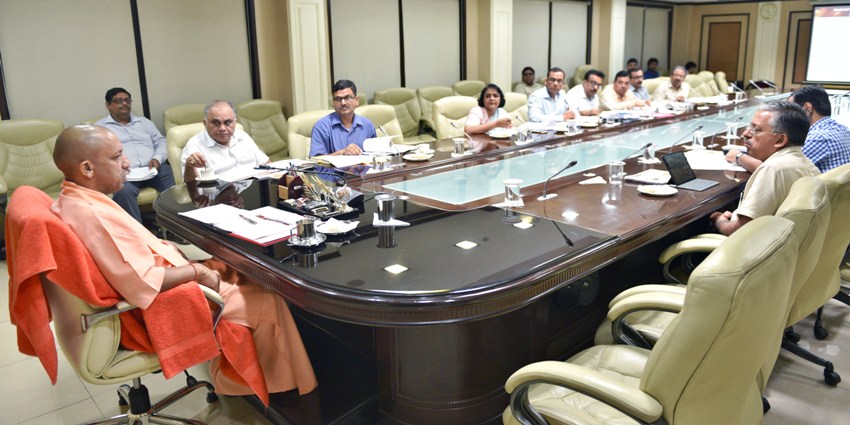 UPCM शास्त्री भवन में आयोजित बैठक के दौरान प्रदेश के गरीब व्यक्तियों को राशन कार्ड उपलब्ध कराए जाने के निर्देश देते हुए