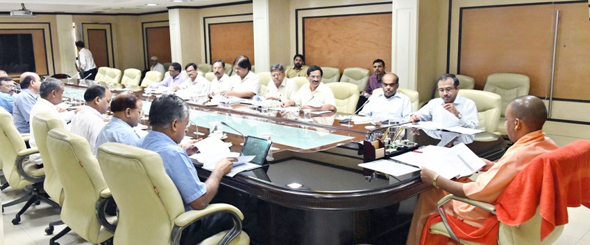 UPCM कार्मिक एवं नियुक्ति विभाग के कार्याें की समीक्षा बैठक करते हुए