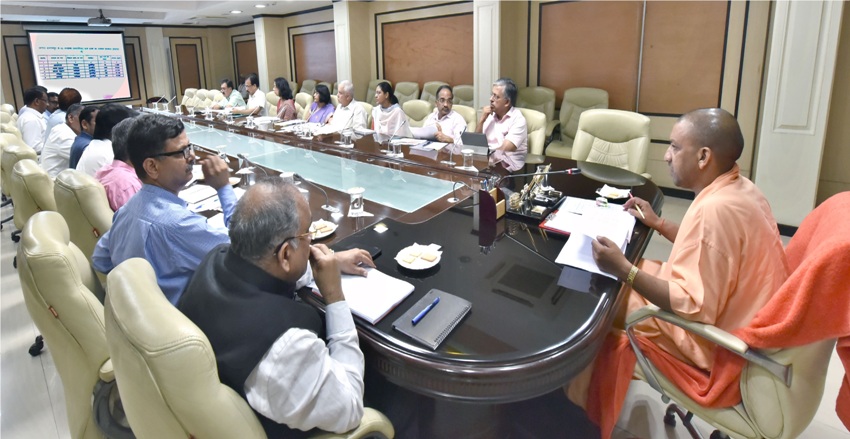 UPCM विभिन्न जनपदों के विकास कार्यों एवं जनकल्याणकारी योजनाओं की प्रगति की समीक्षा बैठक करते हुए
