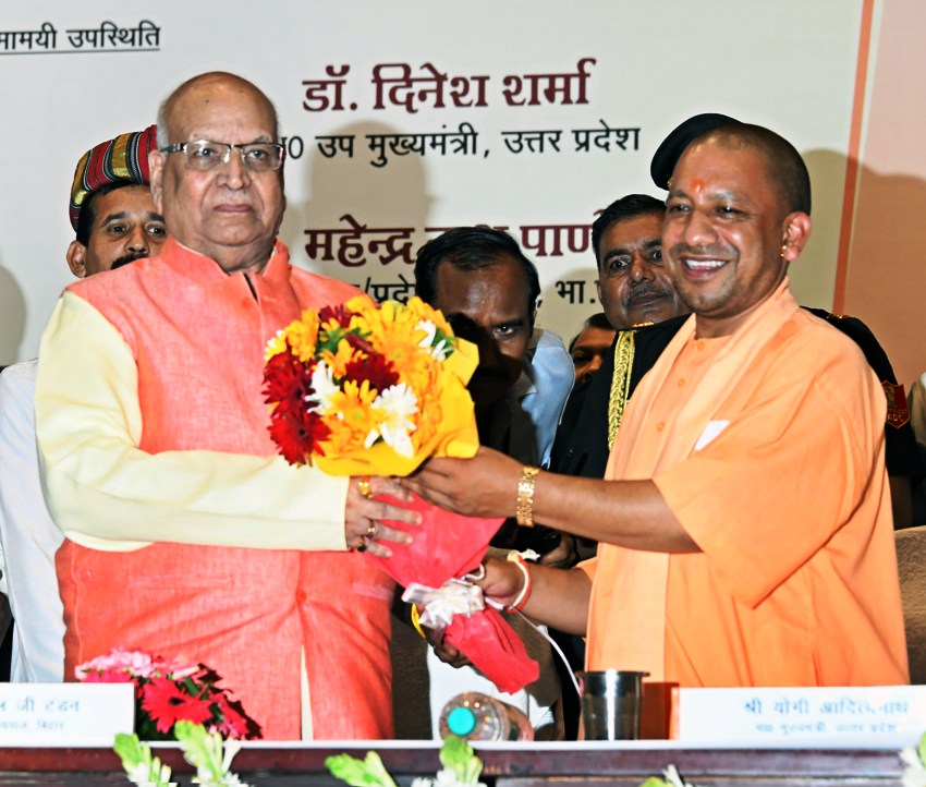 UPCM बिहार के नवनियुक्त राज्यपाल लालजी टंडन का पुष्पगुच्छ देकर स्वागत करते हुए