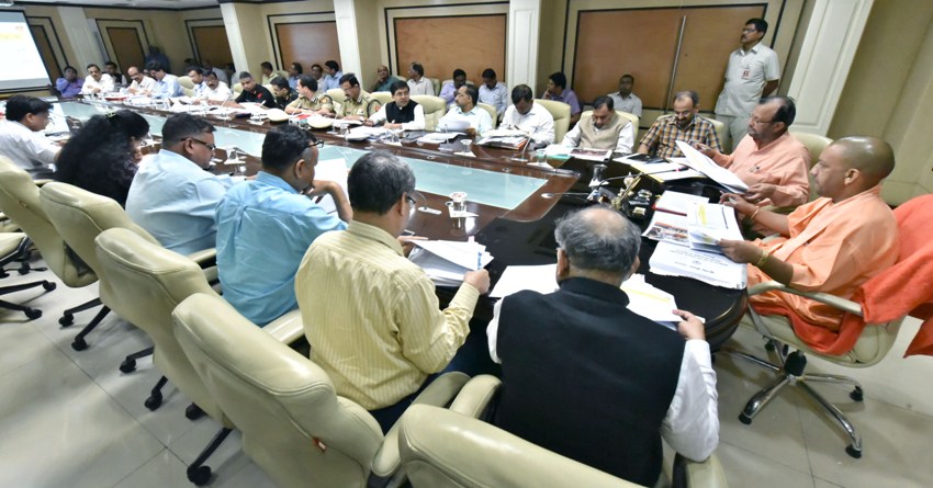 UPCM शास्त्री भवन में कुम्भ-2019 मेले से सम्बन्धित विभिन्न विभागों के कार्यों की प्रगति की समीक्षा बैठक करते हुए