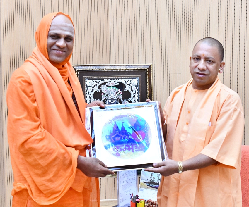UPCM कर्नाटक के डॉ. चेन्नामल्लिकार्जुन स्वामी ने भेंट कर कुम्भ का लोगो भेंट करते हुए