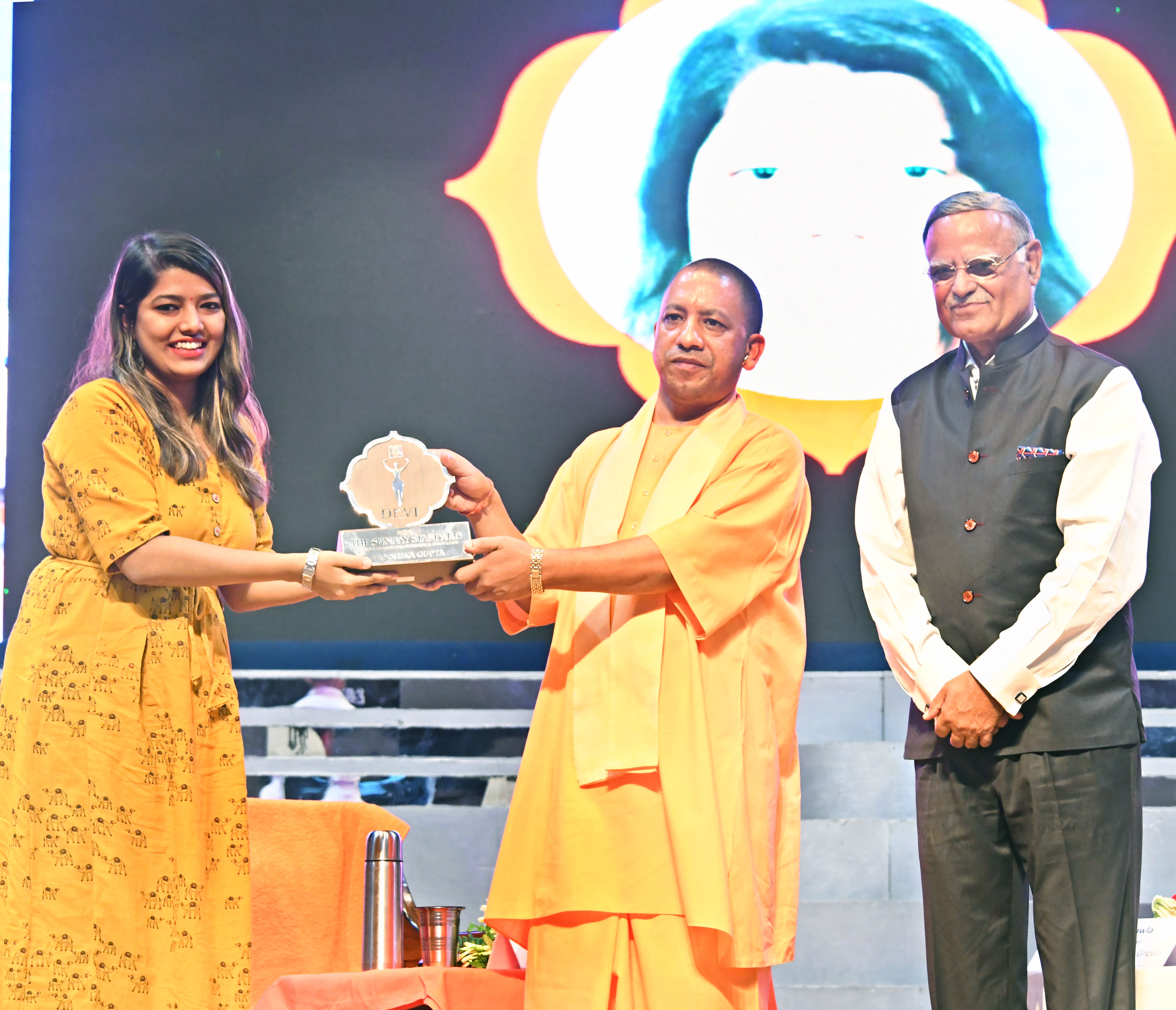 UPCM प्रदेश के विभिन्न क्षेत्रों में विशिष्ट कार्य करने वाली महिलाओं को देवी अवार्ड से सम्मानित करते हुए