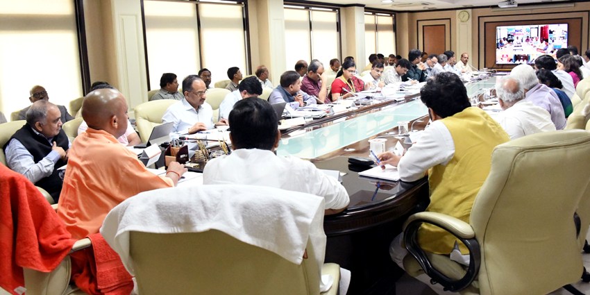 UPCM प्रदेश में सौभाग्य योजना के तहत कराए जा रहे विद्युतीकरण कार्य की समीक्षा बैठक करते हुए