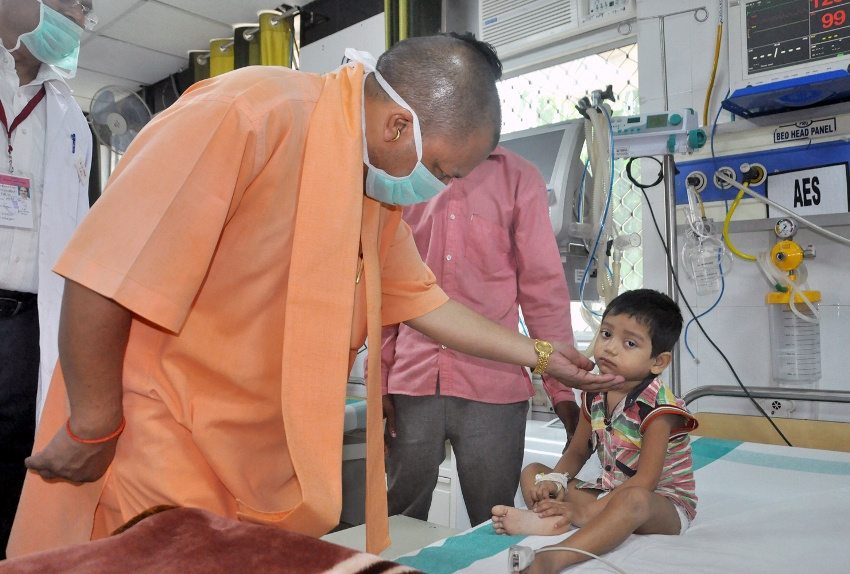 UPCM गोरखपुर में जिला चिकित्सालय के निरीक्षण के दौरान बच्चों से बातचीत करते हुए