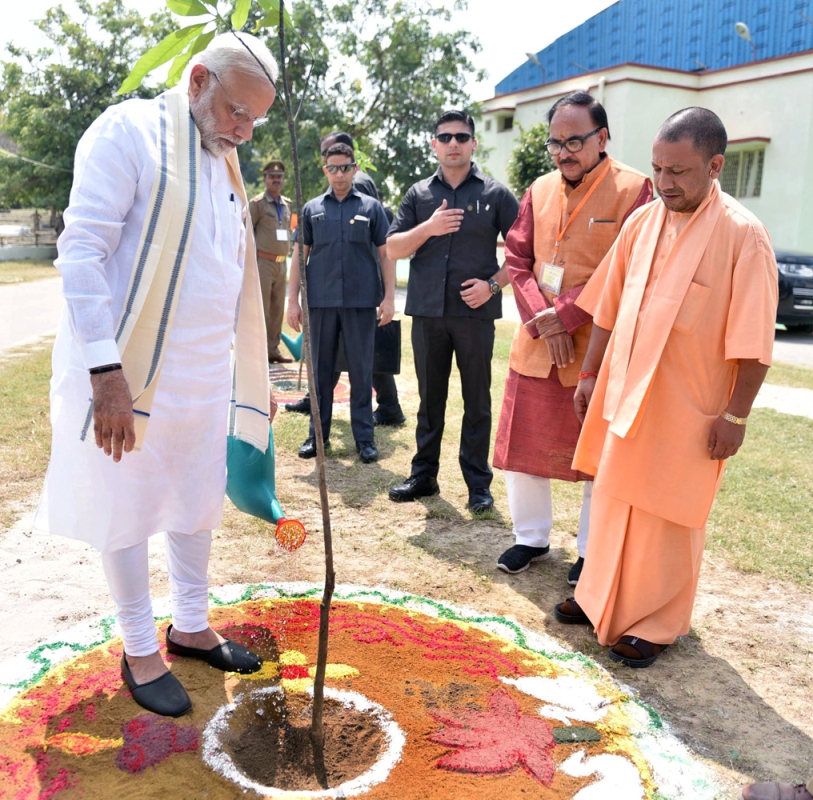 PM और UPCM BHU कैम्पस में वृक्षारोपण करते हुए