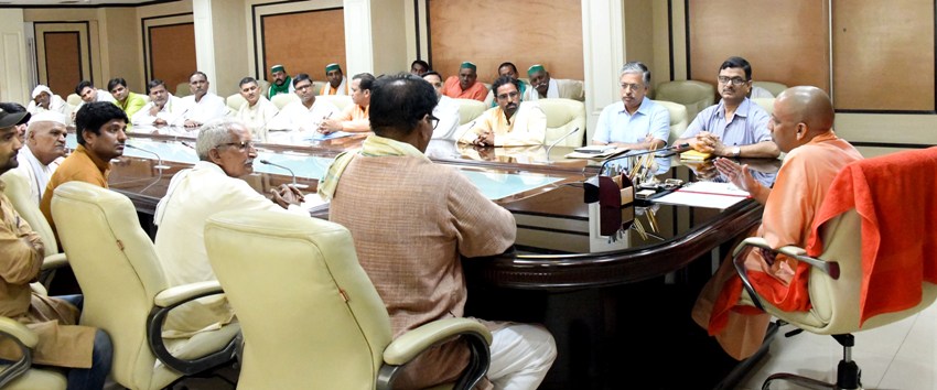 UPCM से गौतमबुद्धनगर में बनने वाले अंतर्राष्ट्रीय ग्रीनफील्ड हवाई अड्डे से सम्बन्धित किसानों का प्रतिनिधिमण्डल मुलाकात करते हुए