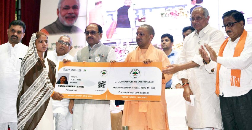 UPCM लाभार्थियों को गोल्डेन ई-कार्ड का वितरण करते हुए