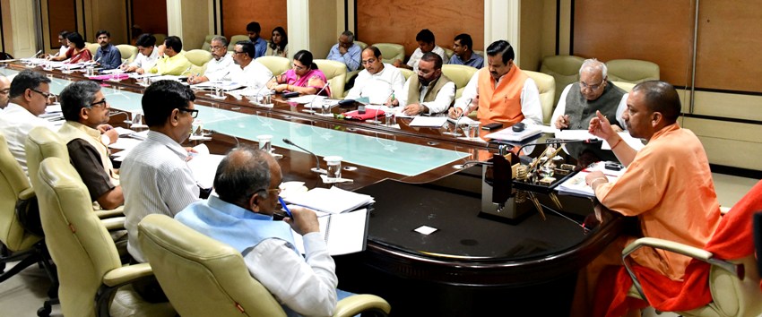 UPCM प्रदेश के 8 आकांक्षात्मक जनपदों की प्रगति की समीक्षा बैठक करते हुए