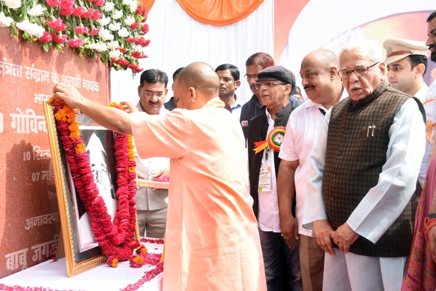 UPCM लोकभवन UP के प्रथम मुख्यमंत्री भारत रत्न' पंडित गोविन्द बल्लभ पन्त की 131वीं जयंती पर उनकी प्रतिमा पर माल्यार्पण करते हुए