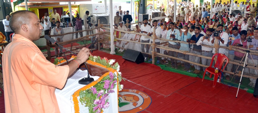 UPCM चंदौली में कार्यक्रम को सम्बोधित करते हुए