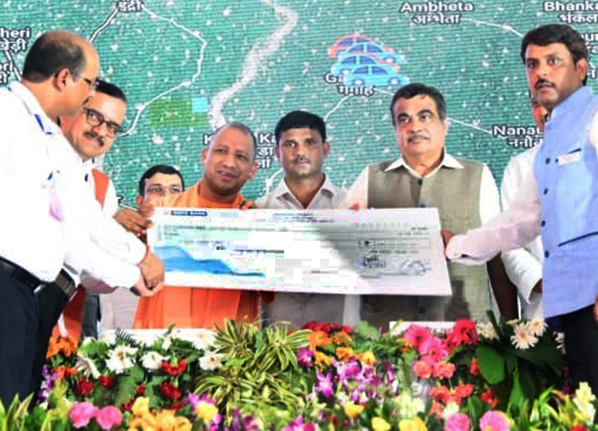 UPCM को मण्डलायुक्त सी.पी. त्रिपाठी व जिलाधिकारी आलोक कुमार पाण्डेय मुख्यमंत्री राहत कोष के लिए 40 लाख रुपए का चेक सौंपाते हुए