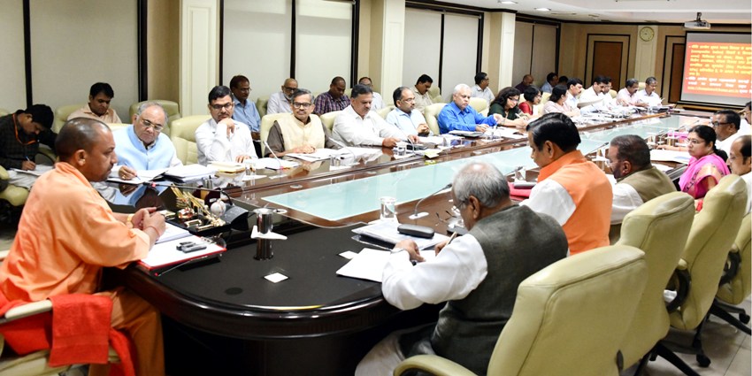 UPCM प्रदेश के 8 आकांक्षात्मक जनपदों की प्रगति की समीक्षा बैठक करते हुए