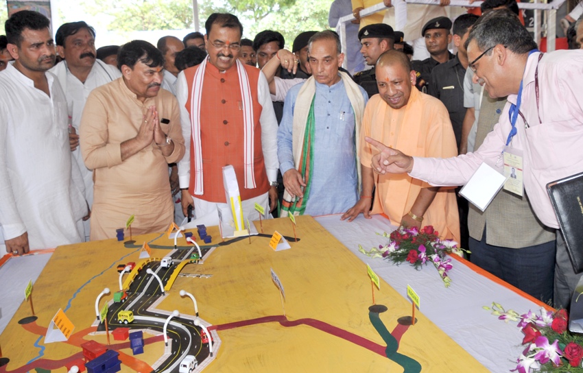 UUPCM, केन्द्रीय सड़क एवं परिवहन मंत्री और UP_Dy_CM विकास कार्य का अवलोकन करते हुए