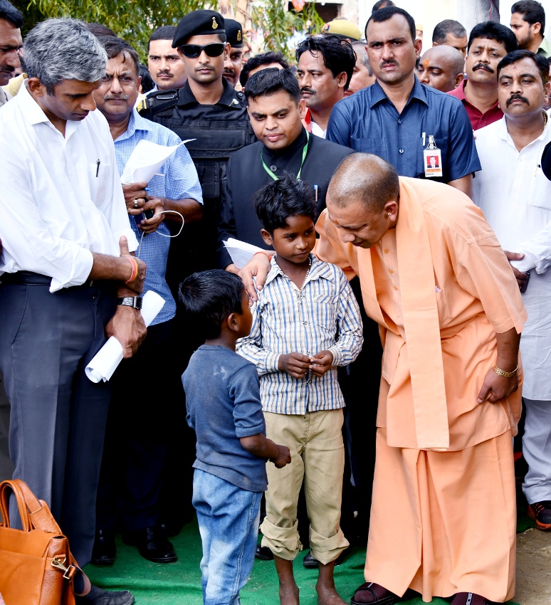 UPCM सोनभद्र के प्राथमिक विद्यालय बहुअरा और आंगनबाड़ी केन्द्र के निरीक्षण के दौरान बच्चों से बात करते हुए