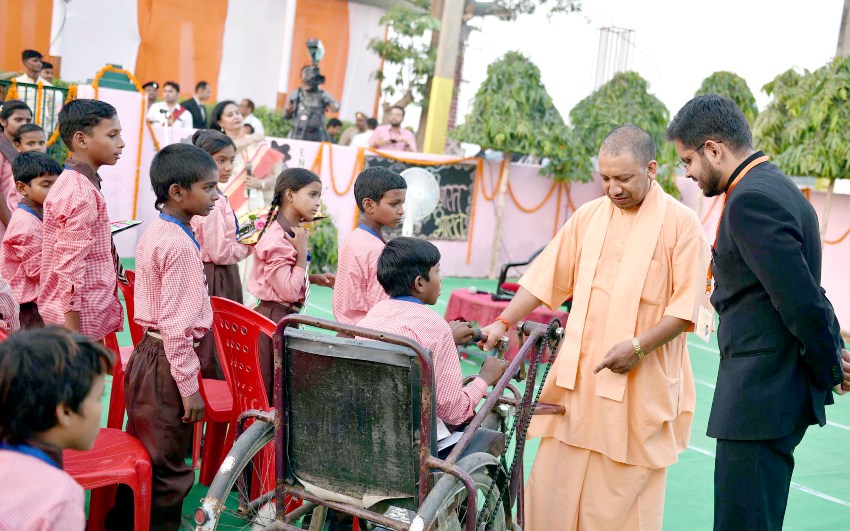 UPCM वाराणसी में ‘स्कूली बच्चों से संवाद’ कार्यक्रम में ट्राईसाइकिल वितरित करते हुए