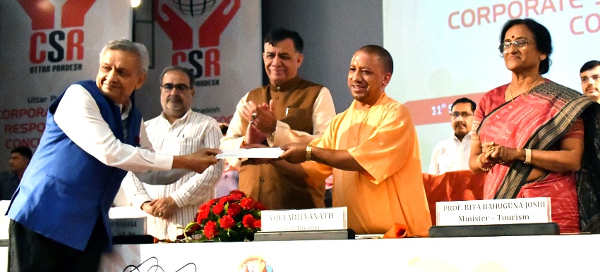UPCM को रेडिको खेतान के अध्यक्ष एवं प्रबन्ध निदेशक ललित खेतान, काॅरपोरेट सोशल रिस्पाॅन्सिबिलिटी के तहत 51 लाख रुपए का चेक प्रदान करते हुए