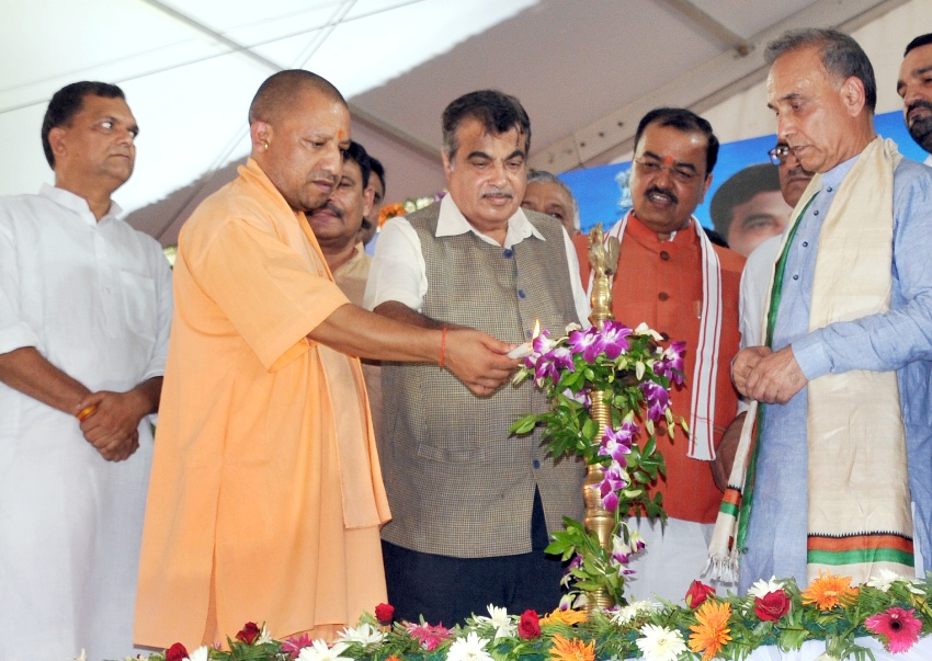 UPCM, केन्द्रीय सड़क एवं परिवहन मंत्री और UP_Dy_CM कार्यक्रम का शुभारम्भ करते हुए