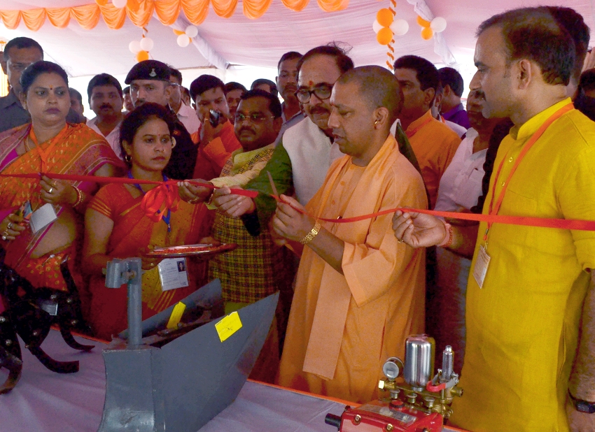 UPCM चंदौली में आयोजित कार्यक्रम शुभारम्भ करते हुए