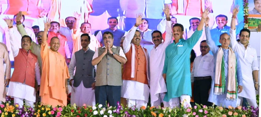 UPCM, UP_Dy_CM और केन्द्रीय सड़क एवं परिवहन मंत्री नितिन गडकरी संयुक्त रूप से 4-लेन चौड़ीकरण कार्य के शिलान्यास कार्यक्रम में मंच से जनसभा को समबोधित करते हुए