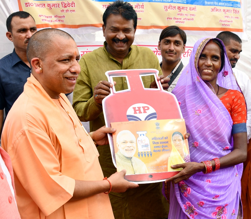 UPCM उज्ज्वला योजना के लाभार्थियों को स्वीकृति-पत्र प्रदान करते हुए