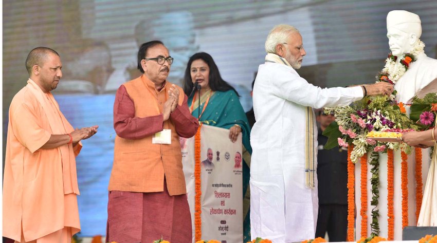 PM मोदी महामना मदन मोहन मालवीय की प्रतिमा पर माल्यापर्ण करते हुए
