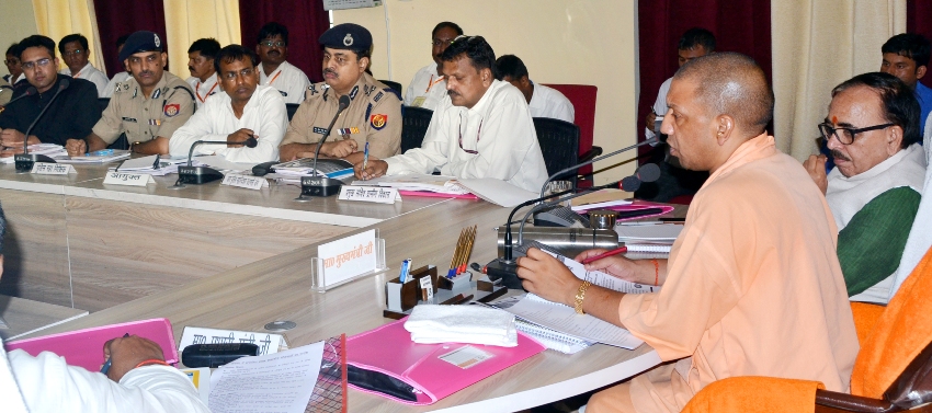 UPCM चन्दौली में नीति आयोग द्वारा निर्धारित मानकों की प्रगति व कानून व्यवस्था की समीक्षा बैठक करते हुए