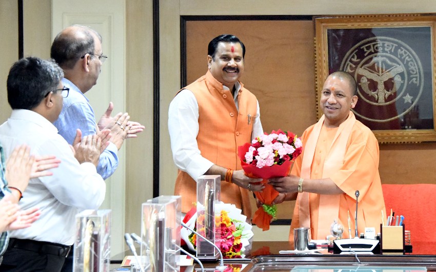 UPCM से शास्त्री भवन में ग्राम्य विकास राज्य मंत्री (स्वतंत्र प्रभार) डॉ. महेन्द्र सिंह के नेतृत्व में केन्द्रीय ग्रामीण विकास मंत्रालय द्वारा पुरस्कृत किए गए अधिकारियों ने भेंट की