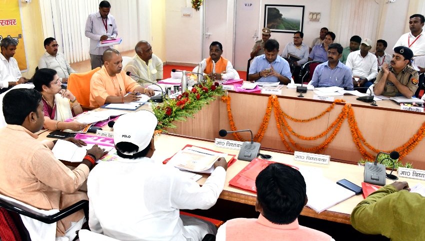 UPCM ने सोनभद्र के प्रगति कार्यों और कानून व्यवस्था की समीक्षा बैठक की