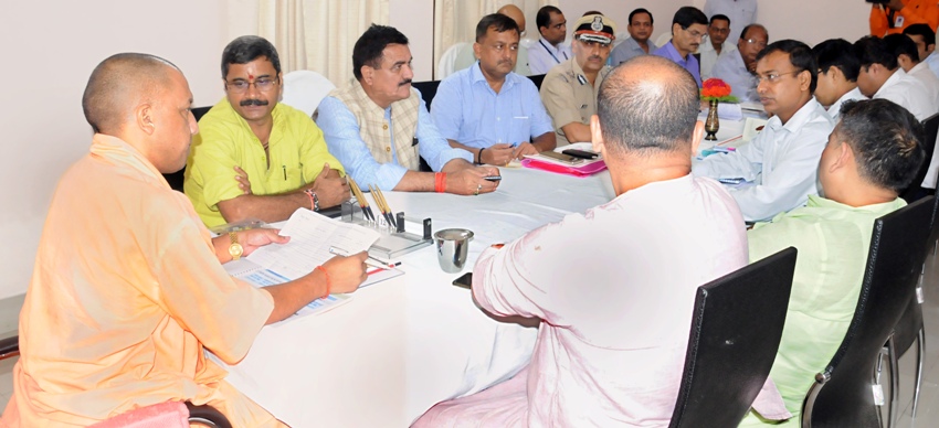 UPCM वाराणसी में विकास कार्यों की प्रगति की समीक्षा बैठक करते हुए