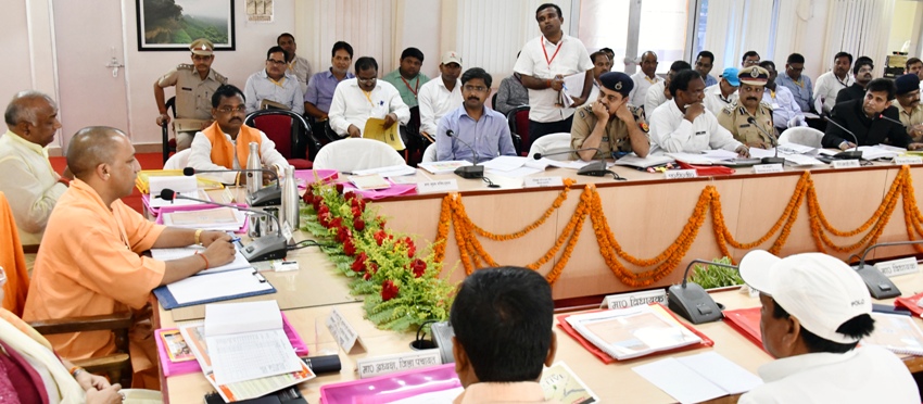 UPCM सोनभद्र के प्रगति कार्यों और कानून व्यवस्था की समीक्षा बैठक करते हुए
